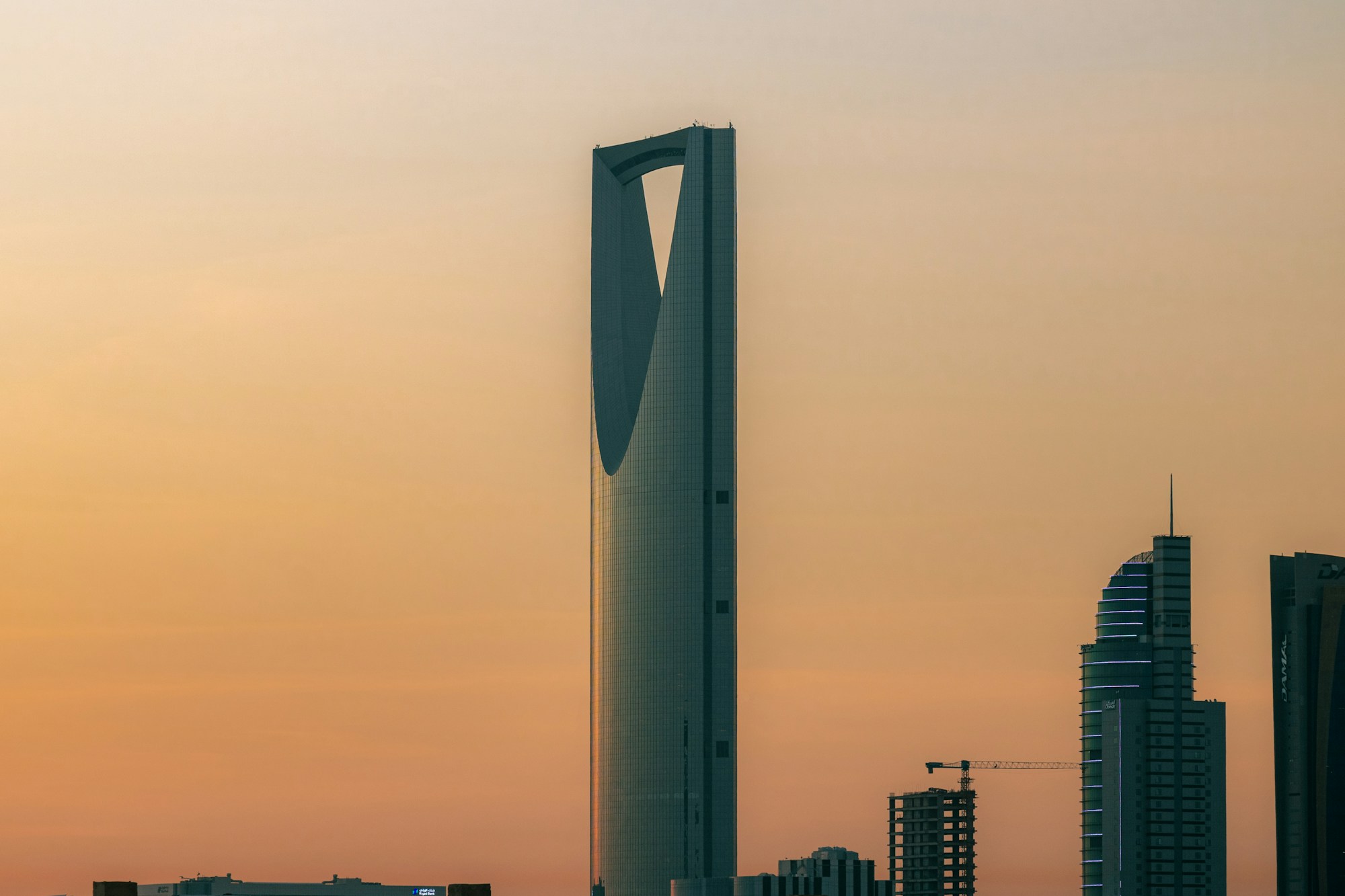 برج المملكة في الرياض وقت الغروب